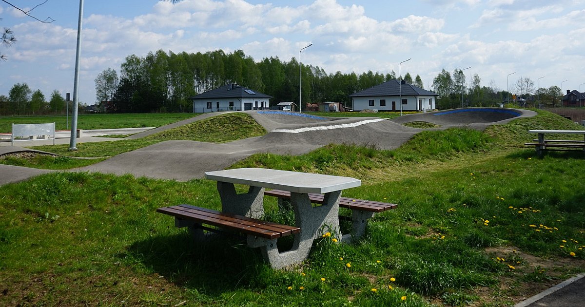 Młodzi piją, zaśmiecają i niszczą lokalny pumptrack? - HEJ.MIELEC.PL