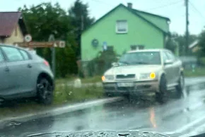 Zderzenie chevroleta ze skodą na DW985 w Jaślanach-98186