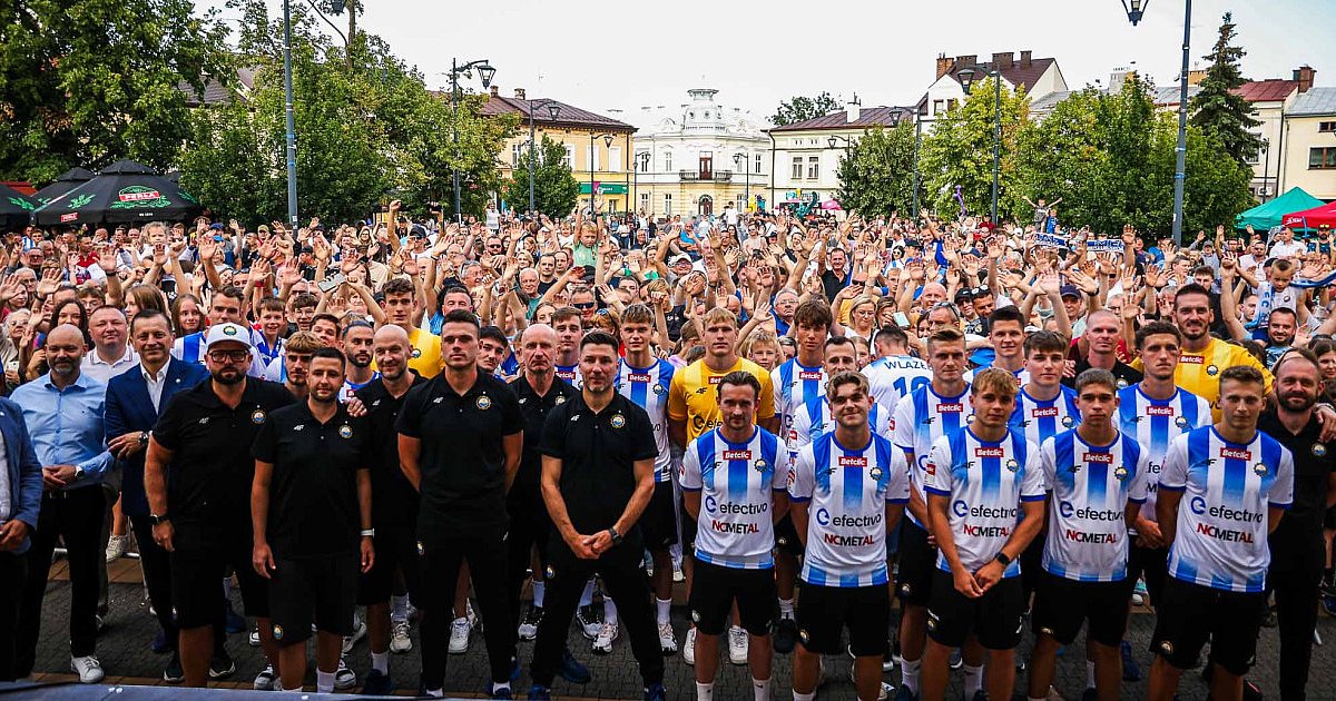 Biało-niebieskie święto na Rynku. Ze Stalą Mielec i Dańcem [FOTO] - HEJ.MIELEC.PL