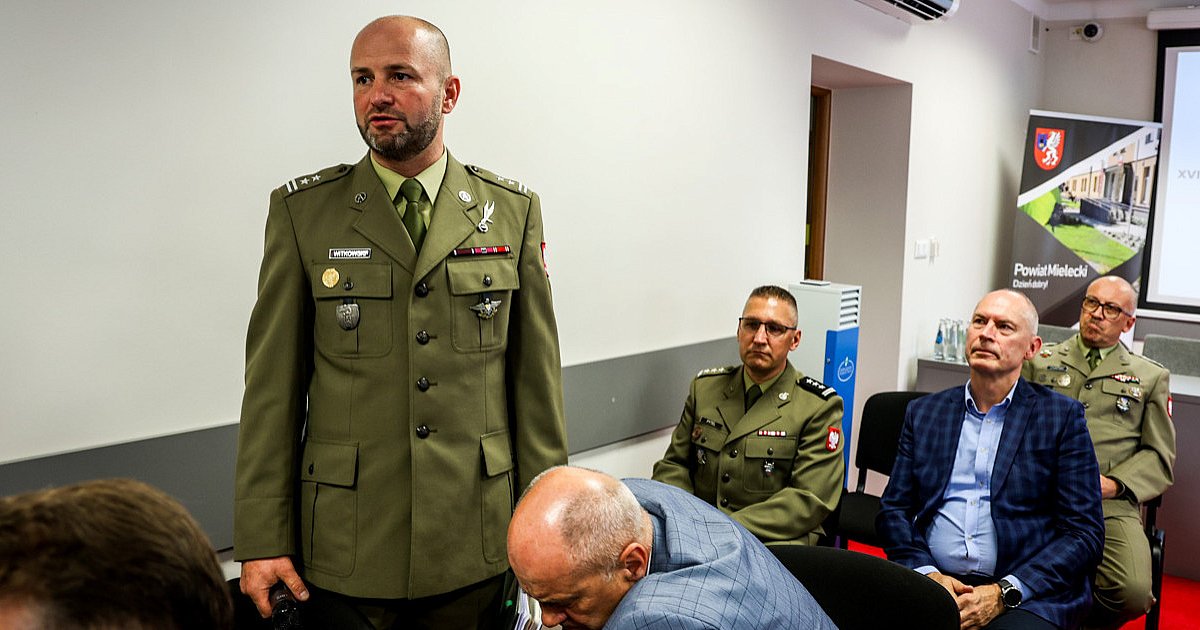 Przedstawiciele wojska na sesji Rady Powiatu - HEJ.MIELEC.PL