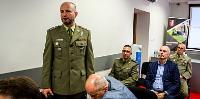 Przedstawiciele wojska na sesji Rady Powiatu. Wyjaśniamy, o co chodzi-98393