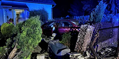 Wypadek w Złotnikach. Samochód wpadł na podwórko. Kierowca pijany-98574