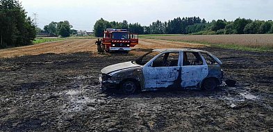 Pożar samochodu w polu. Policja wyjaśnia-99069