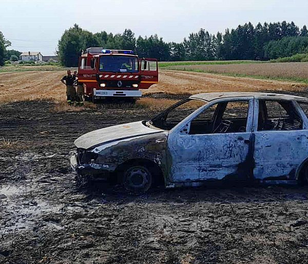 Pożar samochodu w polu. Policja wyjaśnia-99069