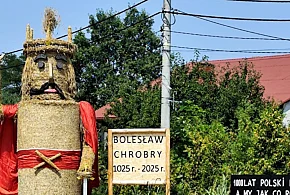 Słomiany postument króla Chrobrego stanął przy trasie Mielec – Kolbuszowa [FOTO]-99103