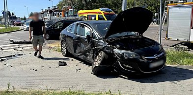 Zderzenie na Sienkiewicza! Samochód wpadł na chodnik [FOTO]-99124