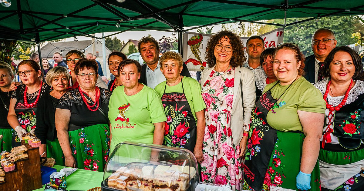 Piękne wieńce i radosna biesiada na dożynkach w Czerminie [FOTO] - HEJ.MIELEC.PL