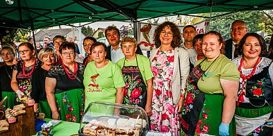 Piękne wieńce i radosna biesiada na dożynkach w Czermin-99492