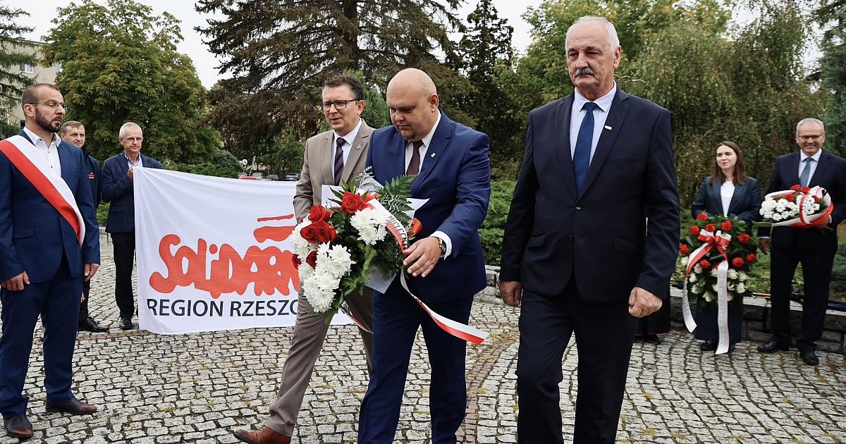 45. rocznica Porozumień Sierpniowych. Związkowcy złożyli kwiaty - HEJ.MIELEC.PL