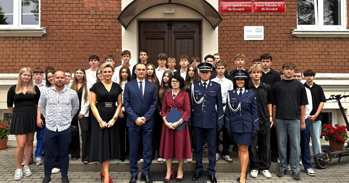 Pierwsza klasa mundurowa rozpoczęła rok szkolny - HEJ.MIELEC.PL