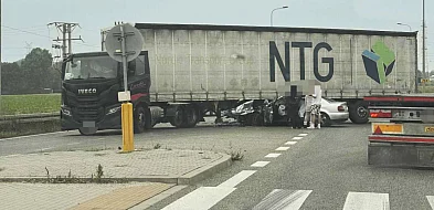 Groźnie na obwodnicy. Osobówka wbiła się w naczepę!-99661