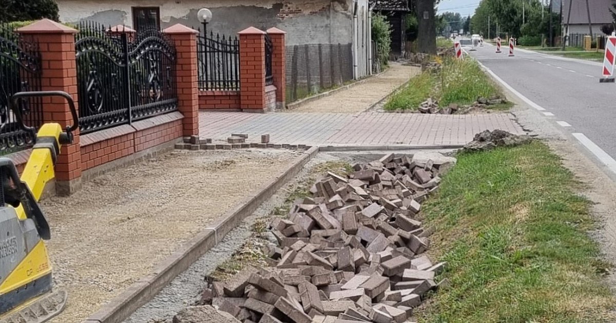 Remont chodnika na długiej prostej. Miał 20 lat - HEJ.MIELEC.PL