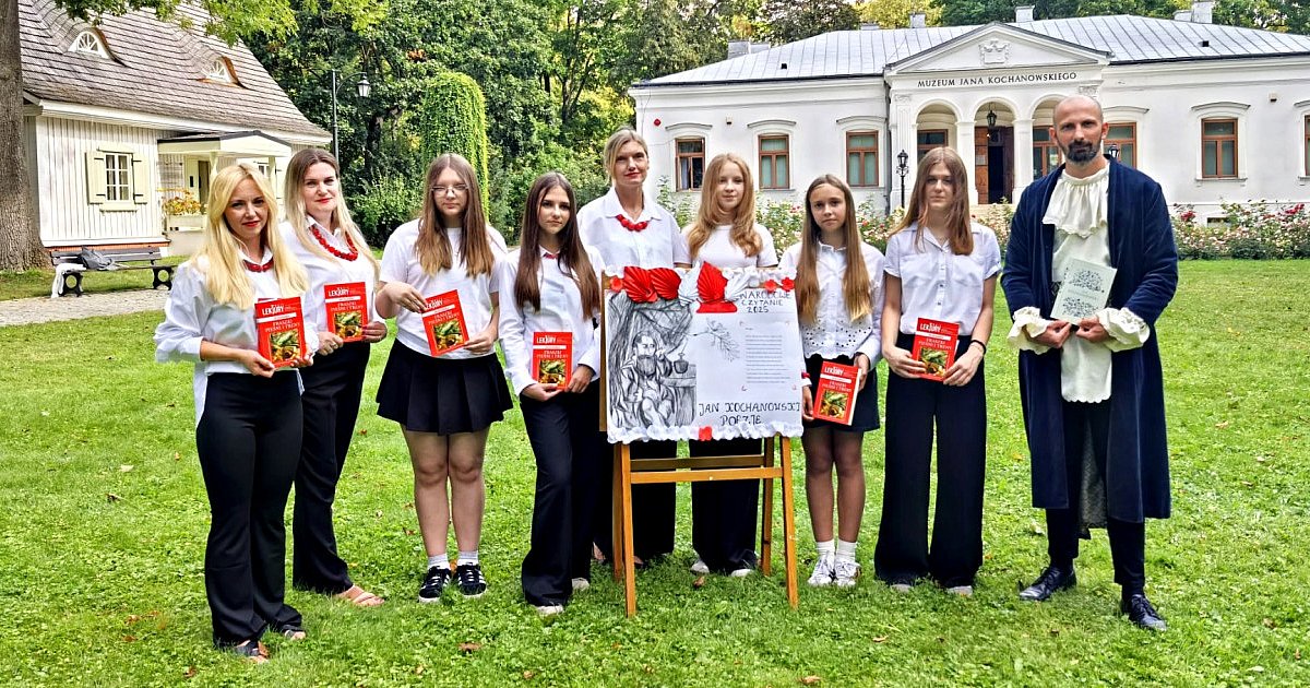 Młodzież z SP 9 czytała Kochanowskiego tam, gdzie pisał - w Czarnolesie [FOTO] - HEJ.MIELEC.PL