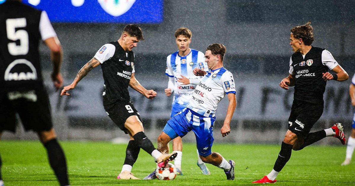 FKS Stal Mielec - Puszcza Niepołomice. Wolna majówka [FOTO] - HEJ.MIELEC.PL