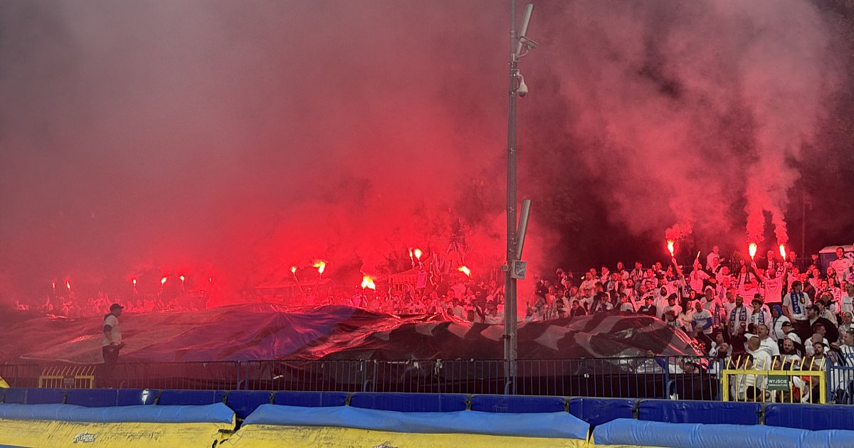 Stal Rzeszów - Stal Mielec. Oprawa z piro kibiców z Mielca