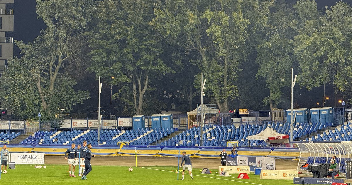 Kibice z Mielca pod stadionem