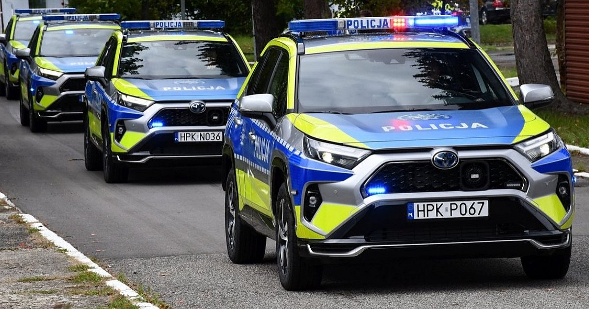 Nowy radiowóz Toyota RAV4 w mieleckiej komendzie Policji - HEJ.MIELEC.PL