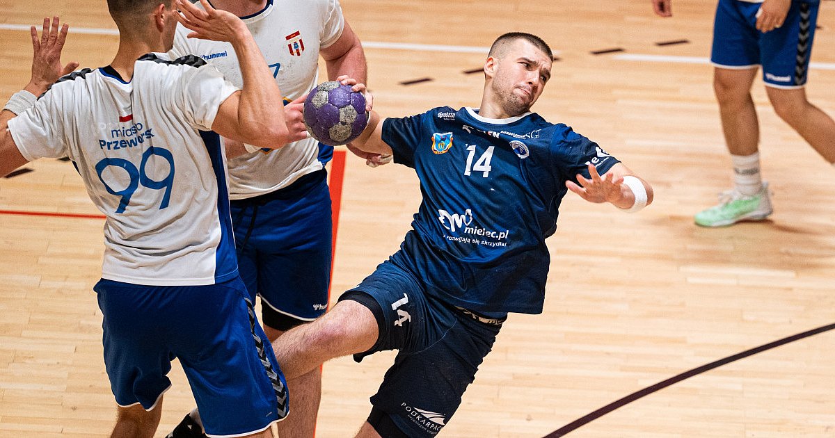 Stal Mielec wygrała mecz Pucharu, zawodnik wrócił z rozciętą głową - HEJ.MIELEC.PL