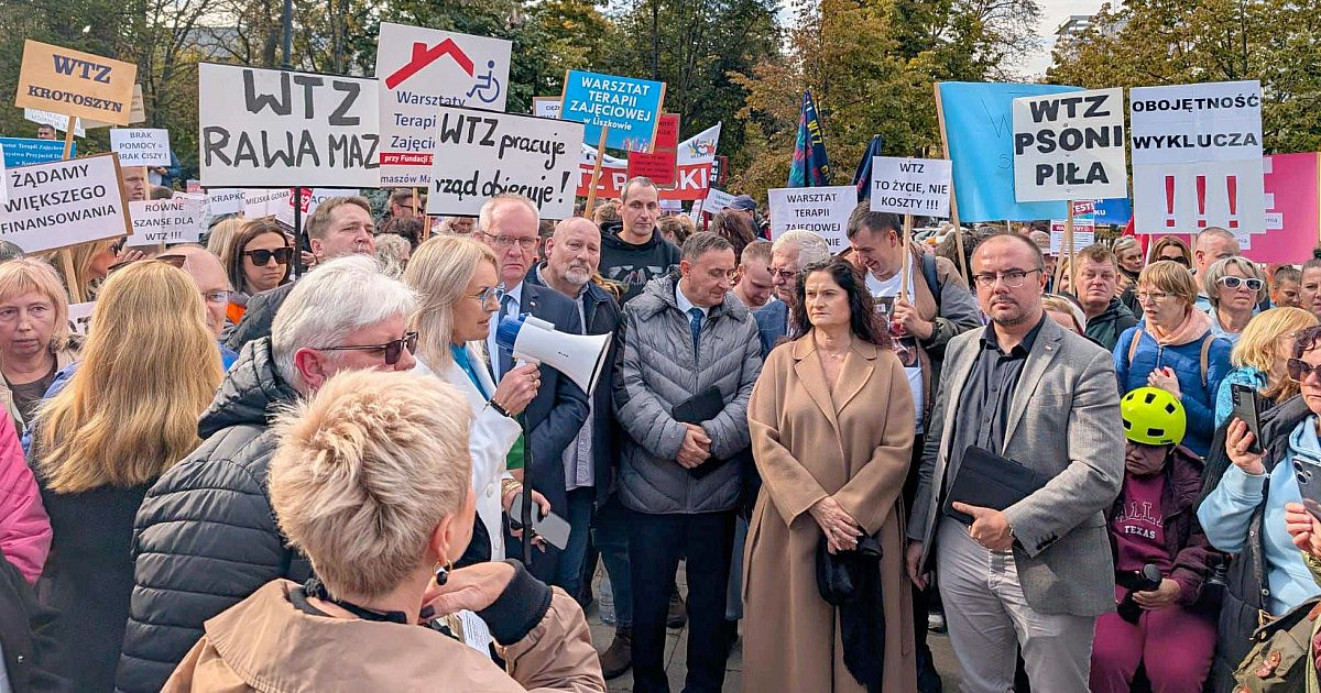 Mieleccy terapeuci na proteście w Warszawie: walka o lepsze finansowanie WTZ [FOTO] - HEJ.MIELEC.PL