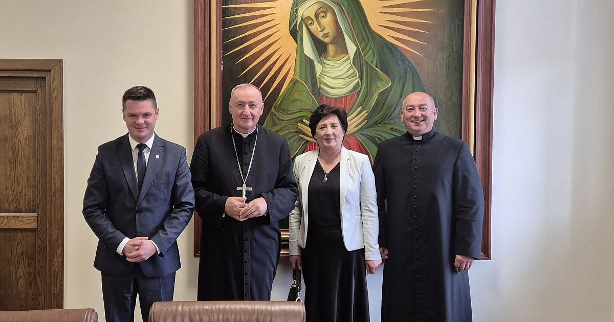 Papieskie uroczystości w dwóch szkołach i koncert - HEJ.MIELEC.PL