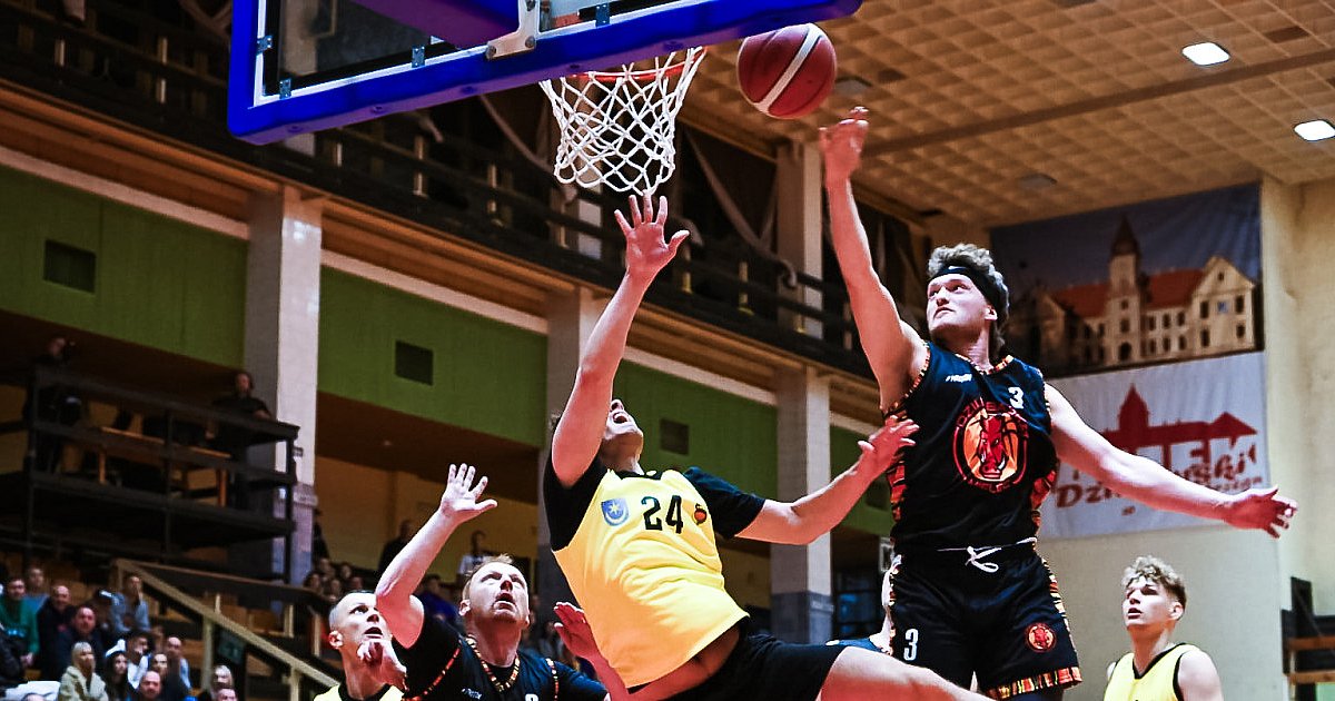 Historyczny mecz! Mielec ma zespół seniorów w lidze koszykówki! [FOTO] - HEJ.MIELEC.PL