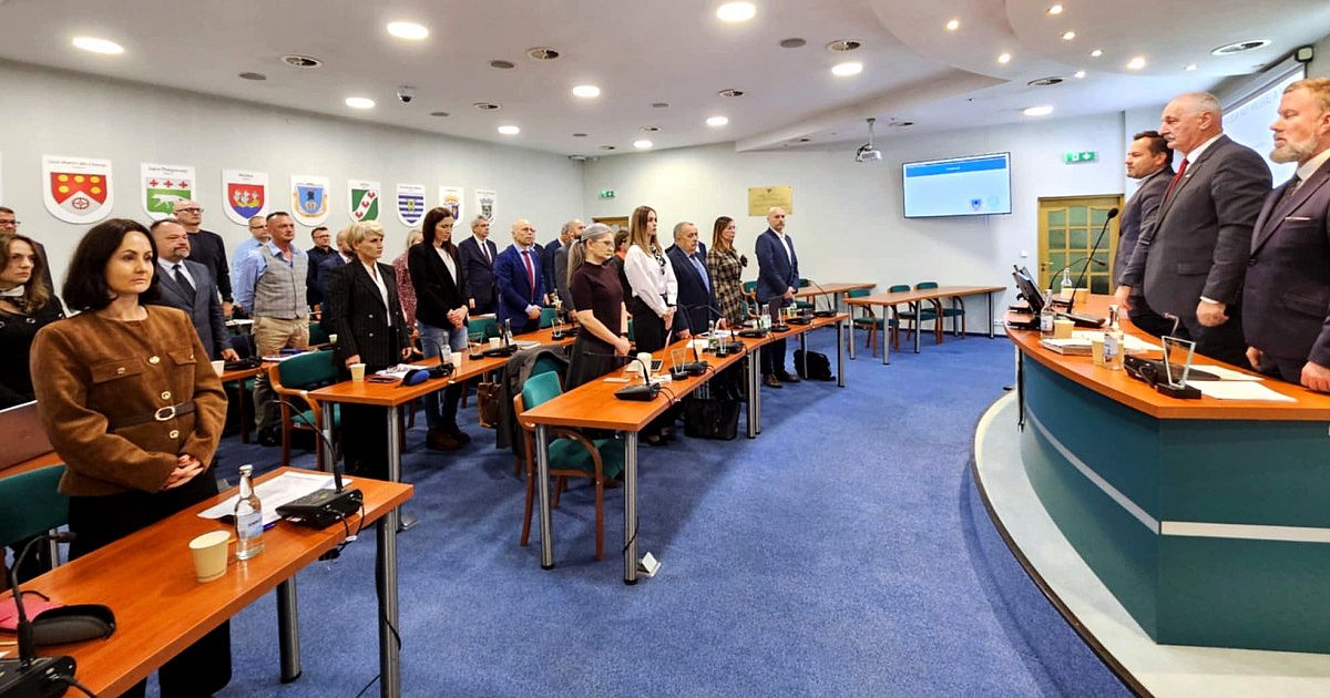 Radni miejscy rozpoczęli sesje minutą ciszy - HEJ.MIELEC.PL