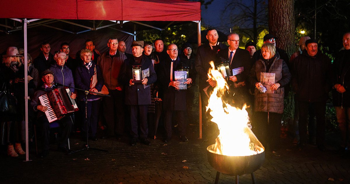 Śpiewanki patriotyczne przy Ogniu Niepodległości [FOTO] - HEJ.MIELEC.PL