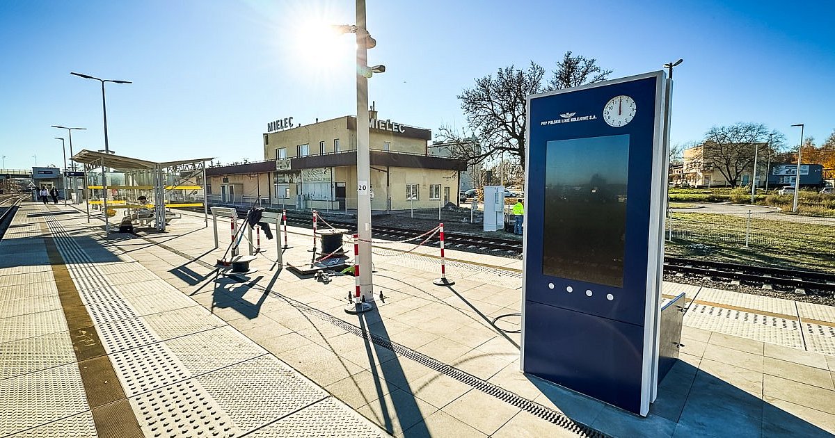Wyświetlacz i głośniki na stacji PKP Mielec. Kończy się montaż [FOTO] - HEJ.MIELEC.PL