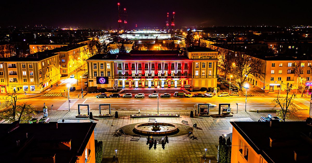 Biało-czerwony Dom Kultury. Dla Niepodległej [FOTO, WIDEO] - HEJ.MIELEC.PL