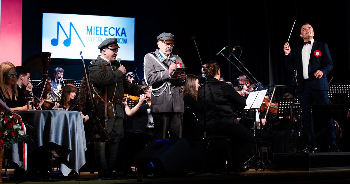 Symfonicy zagrali, mielczanie zaśpiewali. Tradycyjny koncert niepodległościowy [FOTO] - HEJ.MIELEC.PL