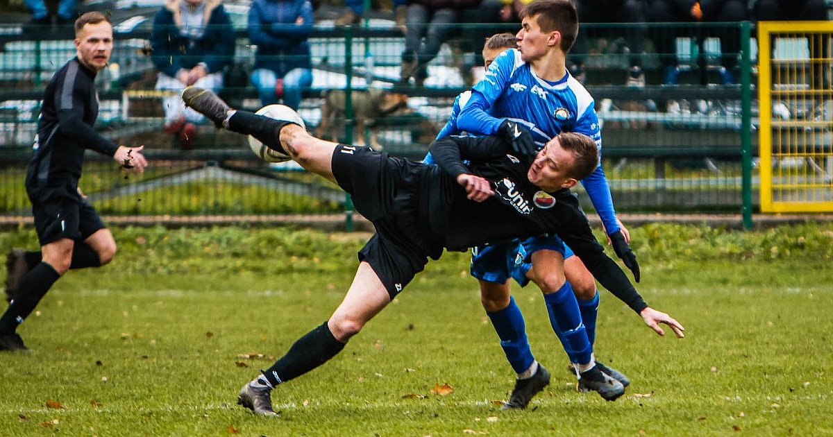 PIŁKARSKIE DERBY MIELCA: Smoczanka u Stali II - HEJ.MIELEC.PL