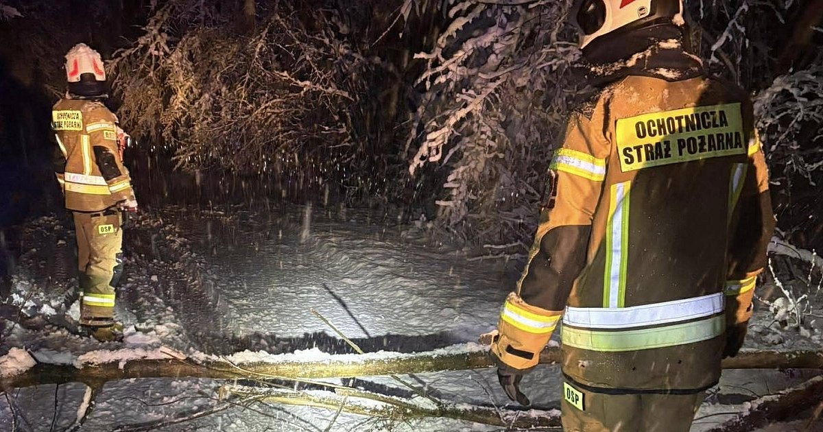 W regionie prądu nie ma ponad 134,7 tys. odbiorców, kłopoty na lokalnych drogach