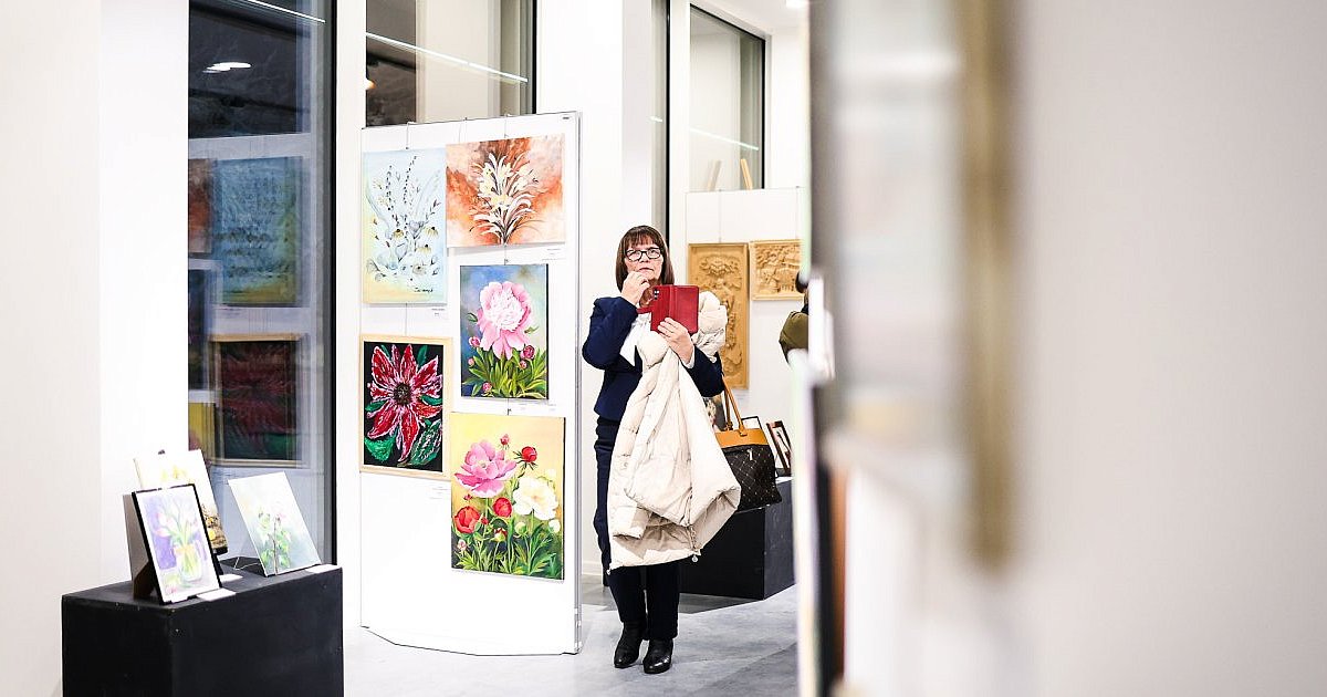 Artystyczny wieczór w bibliotece. Tłumy gości [FOTO] - HEJ.MIELEC.PL
