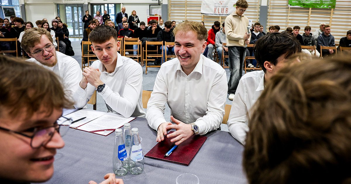 Młodzi debatowali o przyszłości w Mielcu. Jakie wnioski? [FOTO] - HEJ.MIELEC.PL