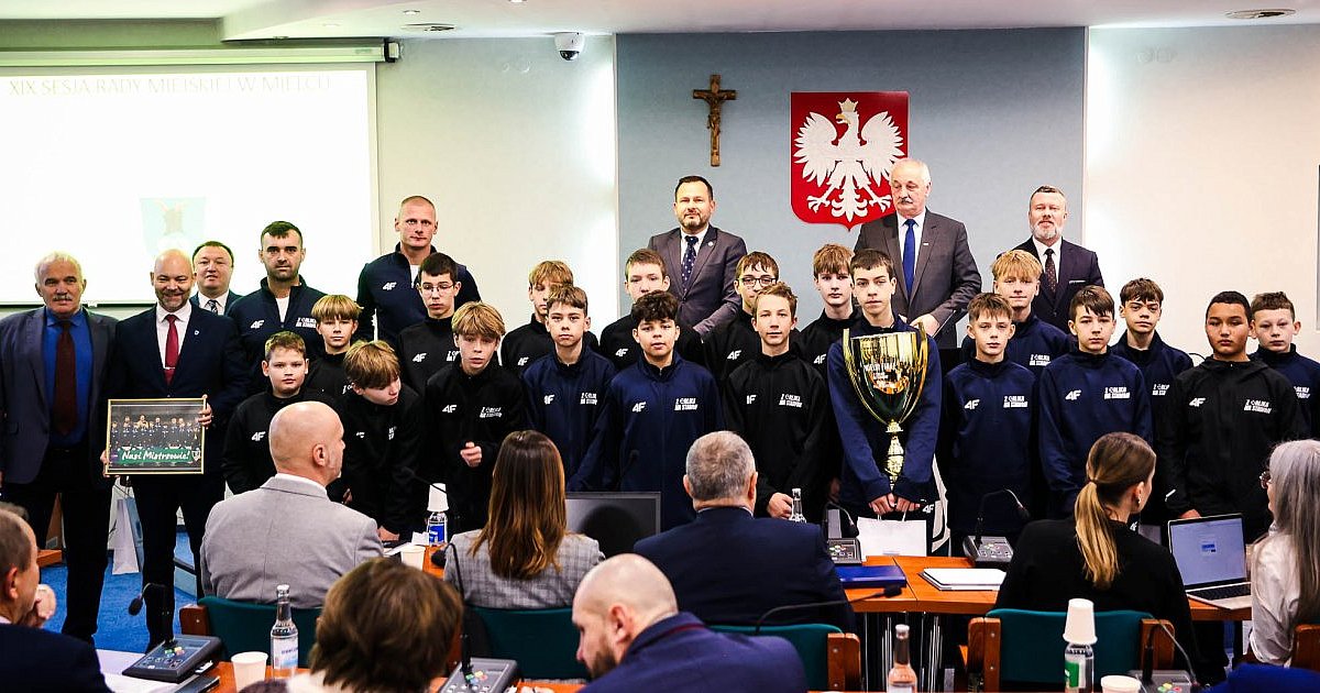 Mistrzowie z Mielca na sesji. Chwalili się sukcesem - HEJ.MIELEC.PL