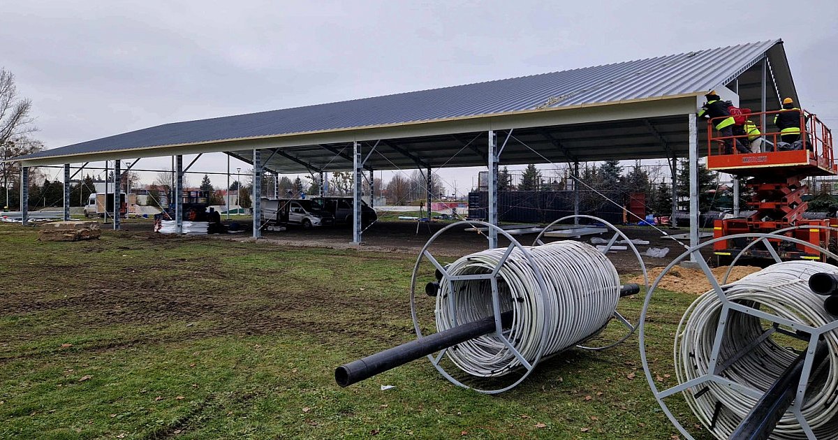 Na błoniach powstaje stałe miejskie lodowisko - HEJ.MIELEC.PL