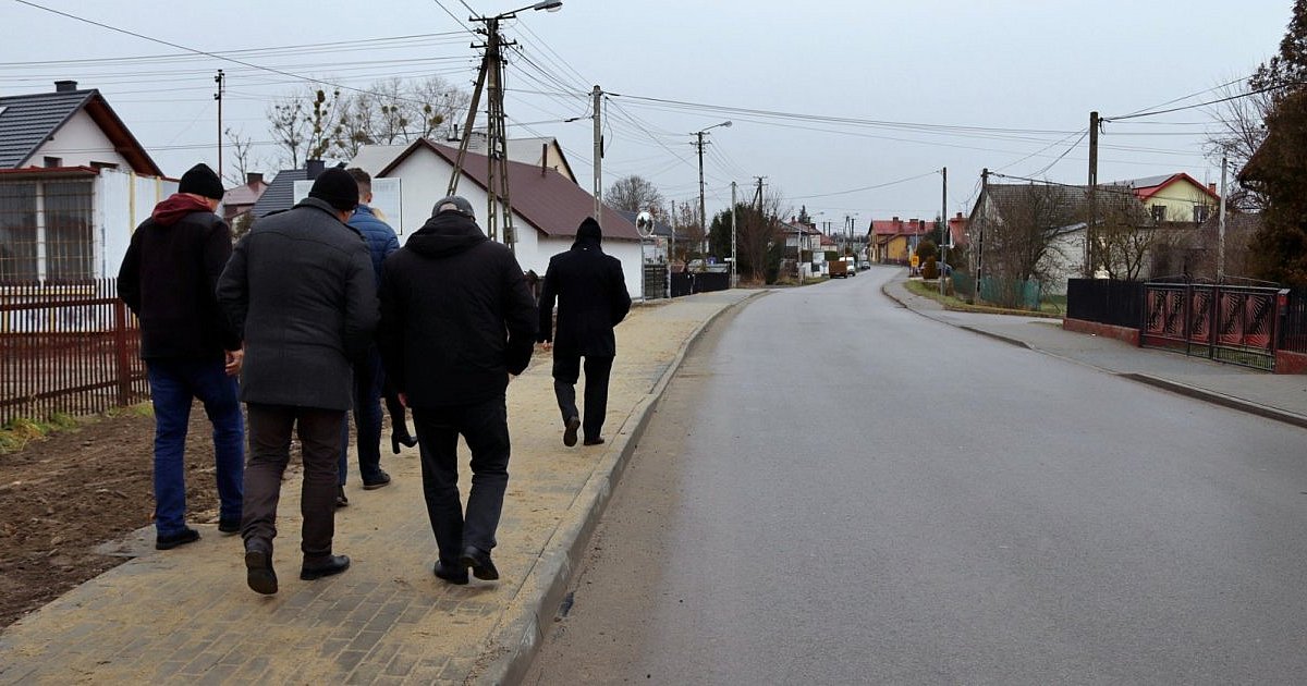 Nowy chodnik przy powiatówce w Tuszowie gotowy - HEJ.MIELEC.PL