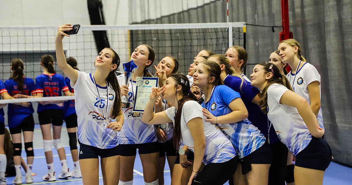 Siatkówka wśród Gwiazd. Ponad 200 młodych zawodniczek rywalizowało w Mielcu [FOTO] - HEJ.MIELEC.PL