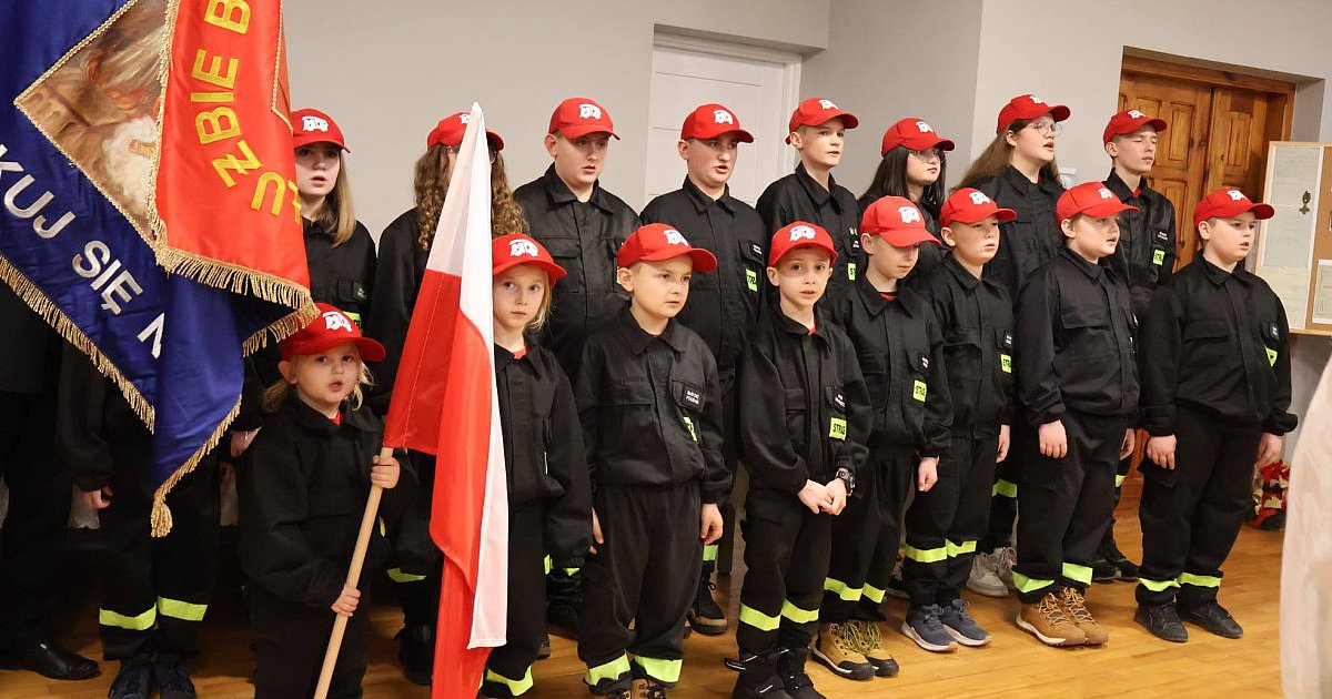 Młodzieżowa Drużyna Pożarnicza w Surowej ma własny proporzec i patrona - HEJ.MIELEC.PL
