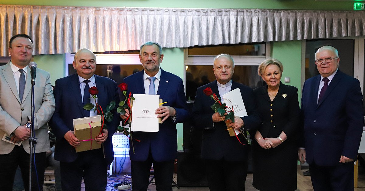 Wyróżnienia i integracja mieszkańców podczas VII Osiedlowego Spotkania Noworocznego [FOTO] - HEJ.MIELEC.PL