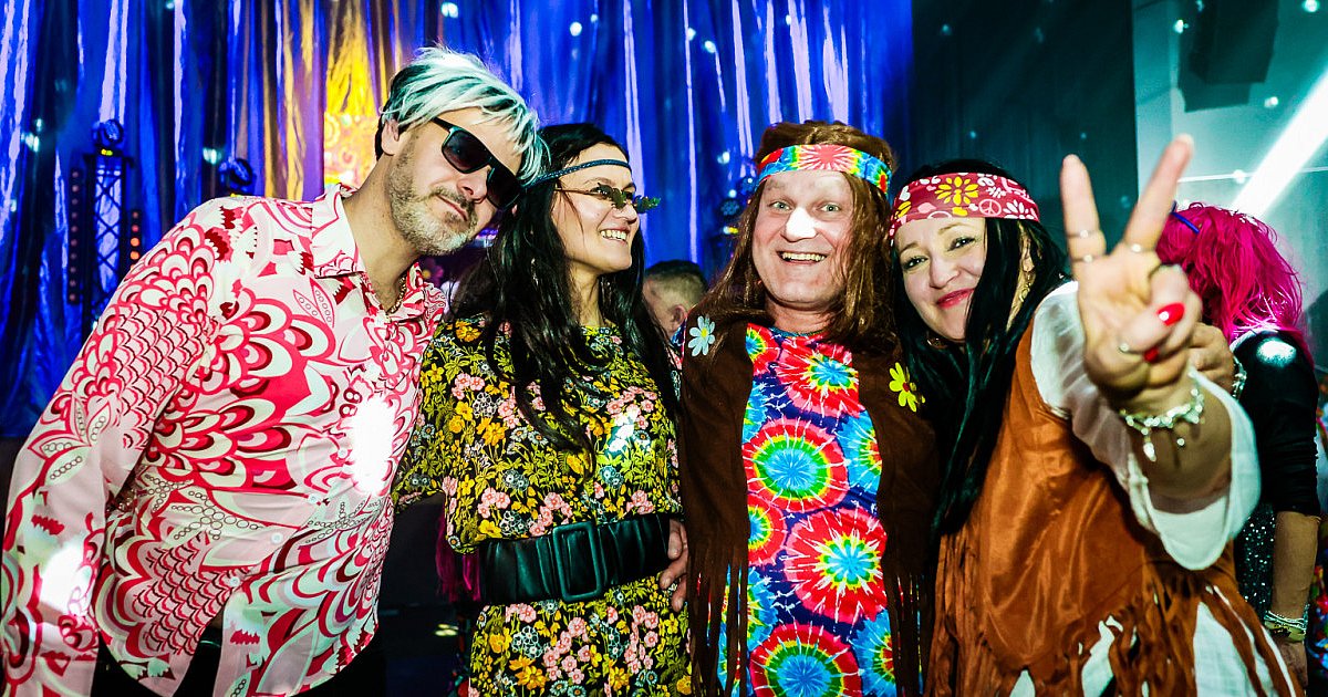 Gorączka sobotniej nocy w Przecławiu! Dom Kultury przeniósł się w lata 70. [FOTO]