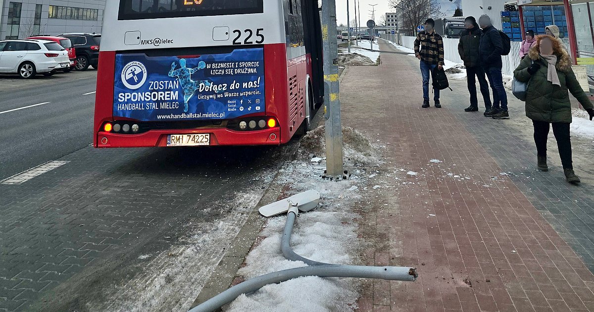 Autobus MKS uderzył w latarnię i odjechał - HEJ.MIELEC.PL