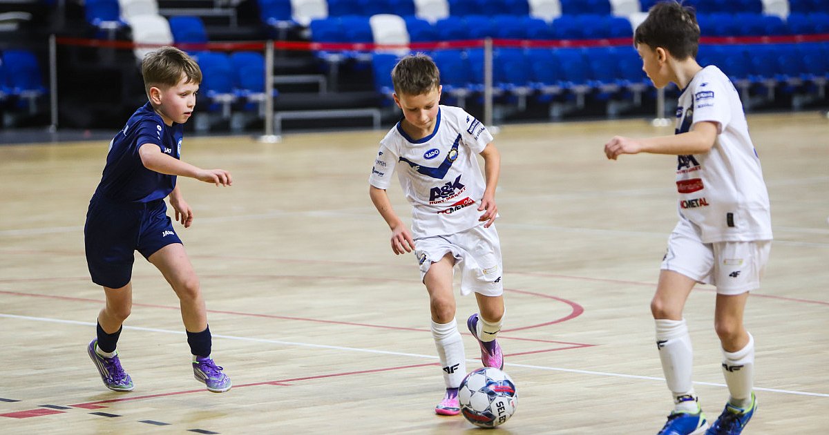 Młodzieżowe Mistrzostwa Podkarpacia w futsalu. FKS mistrzem [FOTO] - HEJ.MIELEC.PL