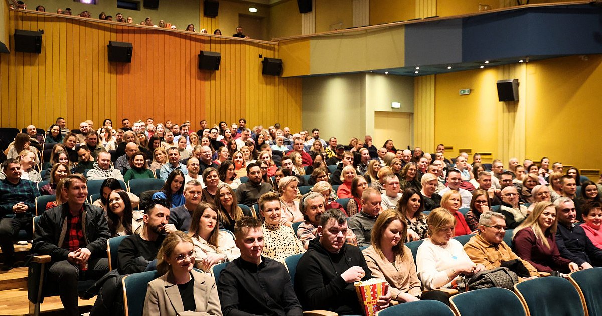 Miłość w blasku kinowego ekranu. Walentynkowy wieczór przyciągnął tłumy zakochanych [FOTO]
