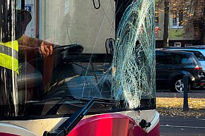 Autobus uderzył w drzewo w centrum Mielca-13501