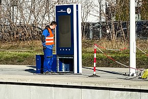 Wyświetlacz i głośniki na stacji PKP Mielec-13536