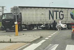 Groźnie na obwodnicy. Osobówka wbiła się w naczepę!-99661