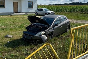 Osobowy fiat uderzył w barierki i wpadł na podwórko-99748