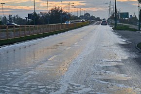 Duża plama oleju na drodze w centrum-100844