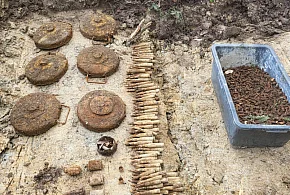 Amunicja, bomby i granaty na budowanym odcinku S19-101396